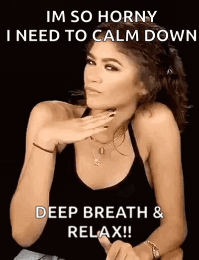 Mujer en top negro haciendo mueca graciosa GIF