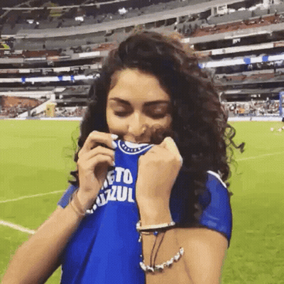 Woman In Blue Shirt Saying Gto Azul GIF