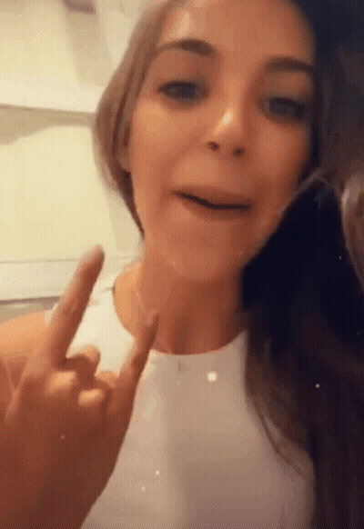 Woman In Glasses And Red Shirt Saying Confia GIF
