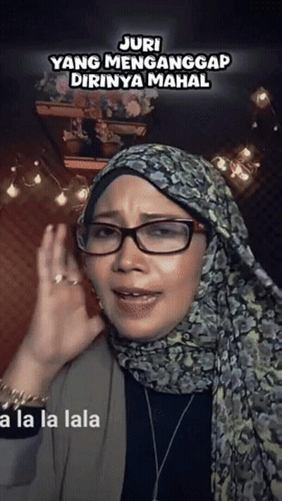 Woman In Glasses And Scarf With Juri Yang Menganggap Dirinya Mahal GIF