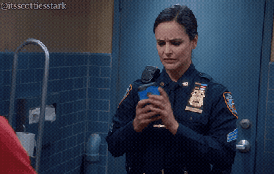Mujer en uniforme policial sosteniendo celular dice ugh tanto porno GIF