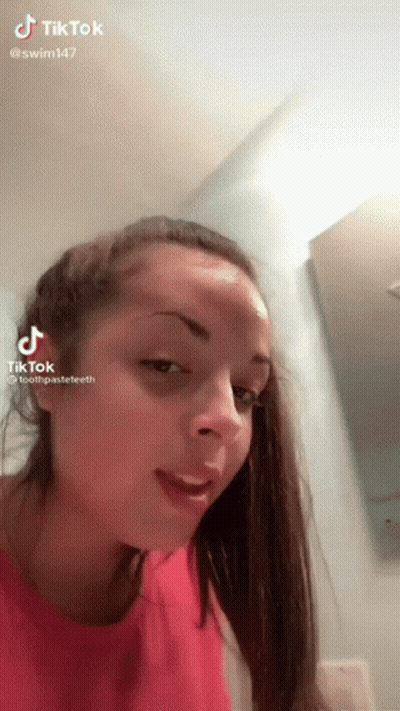Mujer con camiseta roja haciendo una cara graciosa GIF