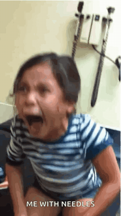 Mujer saltando en cama elástica dice Sigo viva GIF