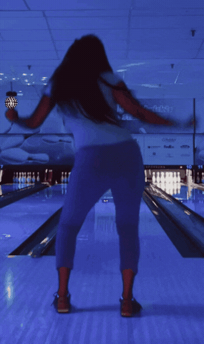 Mujer en una bolera frente al cartel de Hard Rock GIF