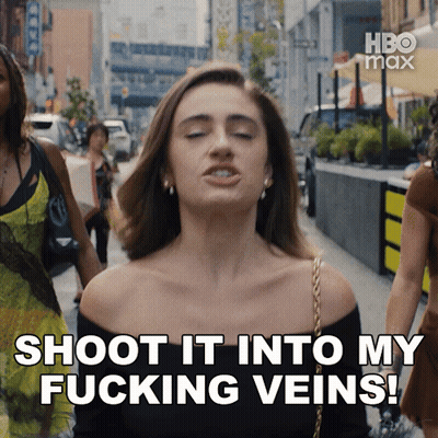 mujer dice shoot it into my fucking veins caminando por la calle GIF