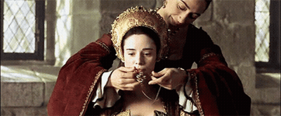 Woman Sitting In Front Of Screen Saying Mesaza En Casa GIF