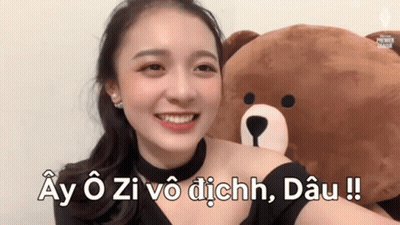 Woman Smiling Holding Teddy Bear Ay O Zi Vo Dichh Dau GIF