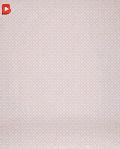 Mujer con trenzas y sudadera roja con orejas GIF