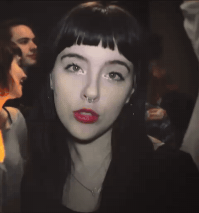 Primer plano de mujer con piercing en la nariz GIF