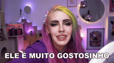 Woman With Pink and Green Hair Taking Selfie Says Ele é Muito Gostosinho