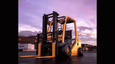 Montacargas Toyota amarillo estacionado al atardecer GIF