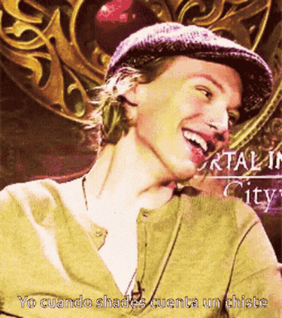 Yo Cuando Shades Cuenta Un Chiste Man Smiling In Hat GIF
