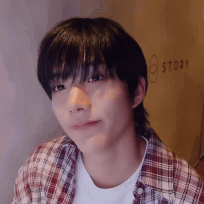 Joven con camisa a cuadros y camisa blanca GIF