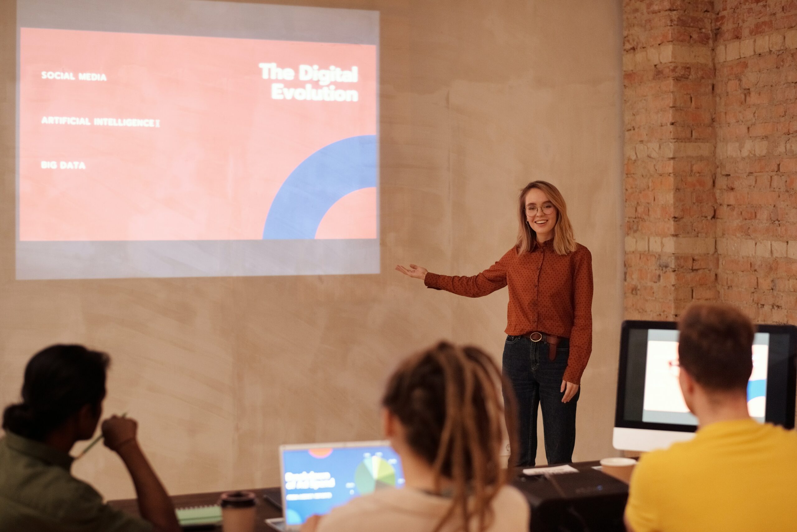 How to Insert a GIF in PowerPoint [Step-by-Step Guide]